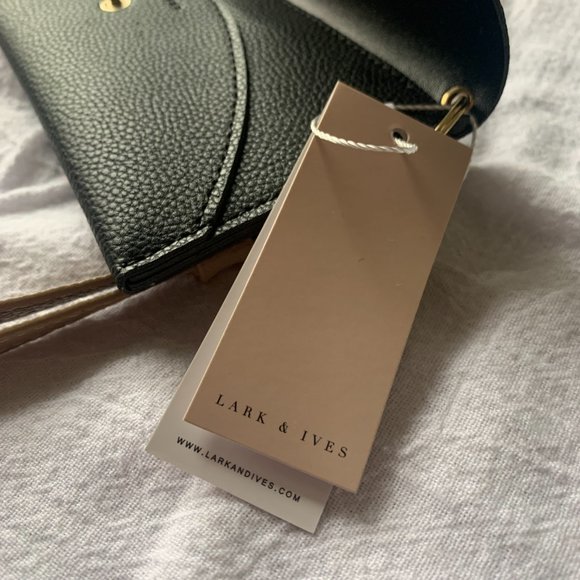 Lark and Ives Cross Body Bag, BNWT Black and Beige w/Gold Toned Fixings - Picture 3 of 6
